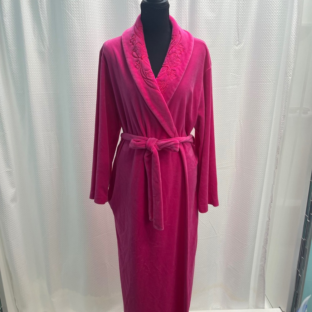 Cachet Vtg Hot Pink Velour Robe Floral Embroidered Shawl Collar
Hollywood L